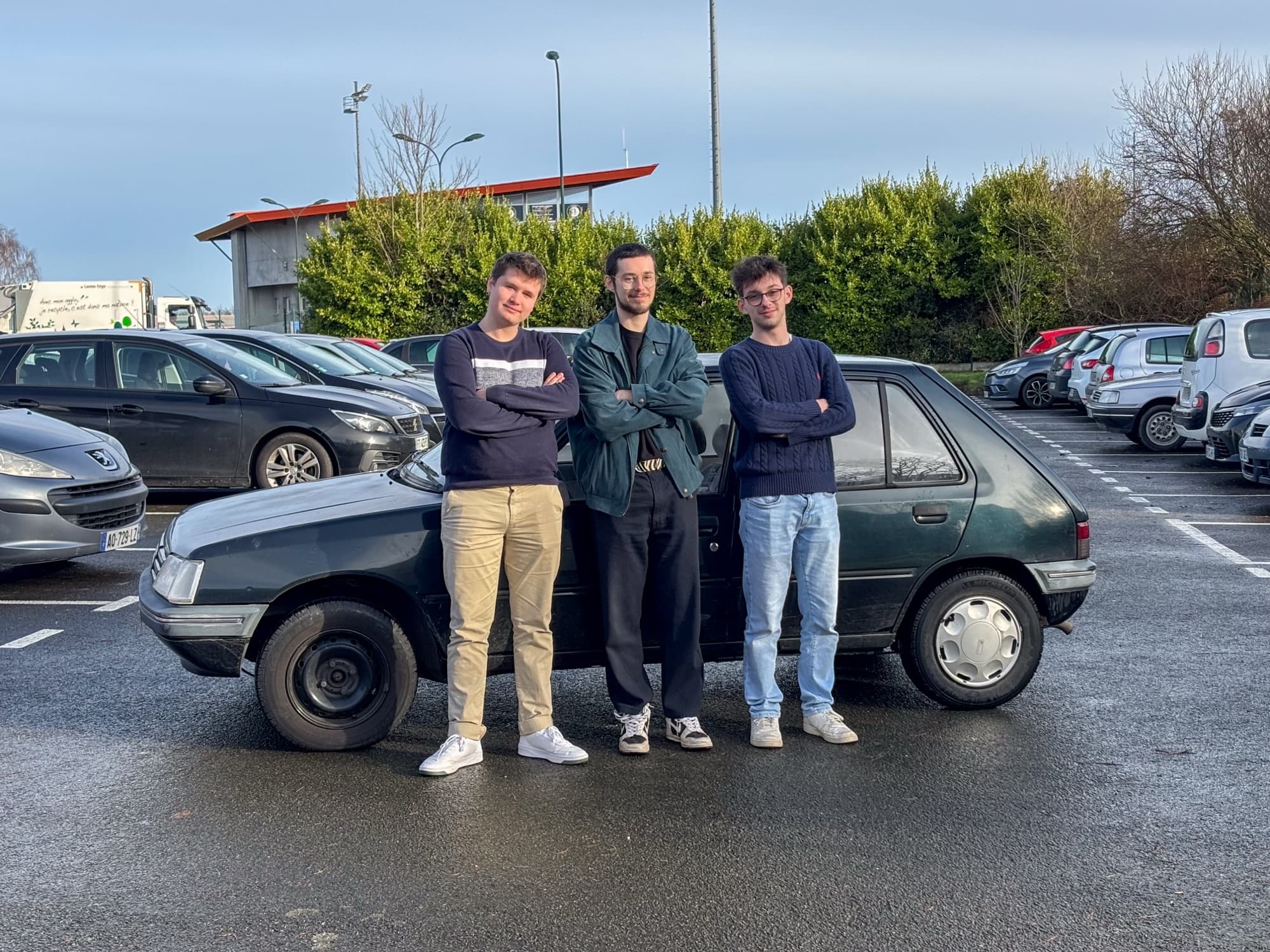 Pierre, Youenn et Ethan devant la Peugeot 205