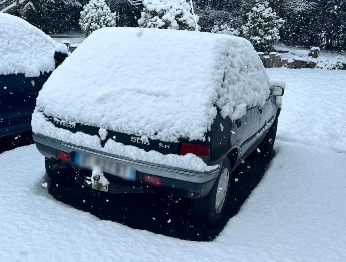 Un peu de neige sur notre 205 !